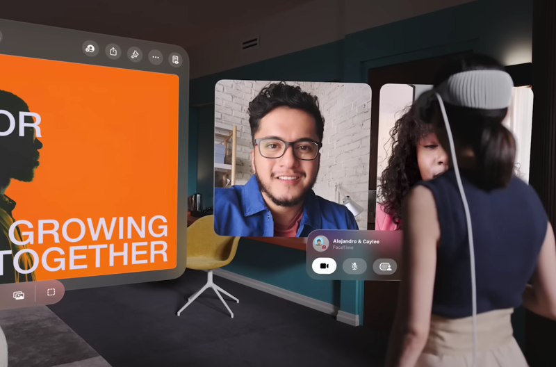 Frau Steht vor projiziertem Bildschirm und Facetime